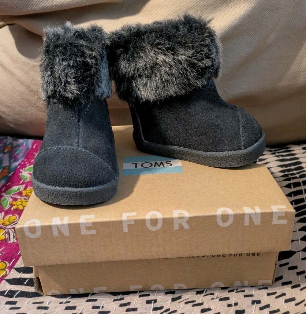 TOMS Tiny Nepal Toddler Girls Boots Grey Suede Faux Fur 10009093 Size 2 NIB NEW